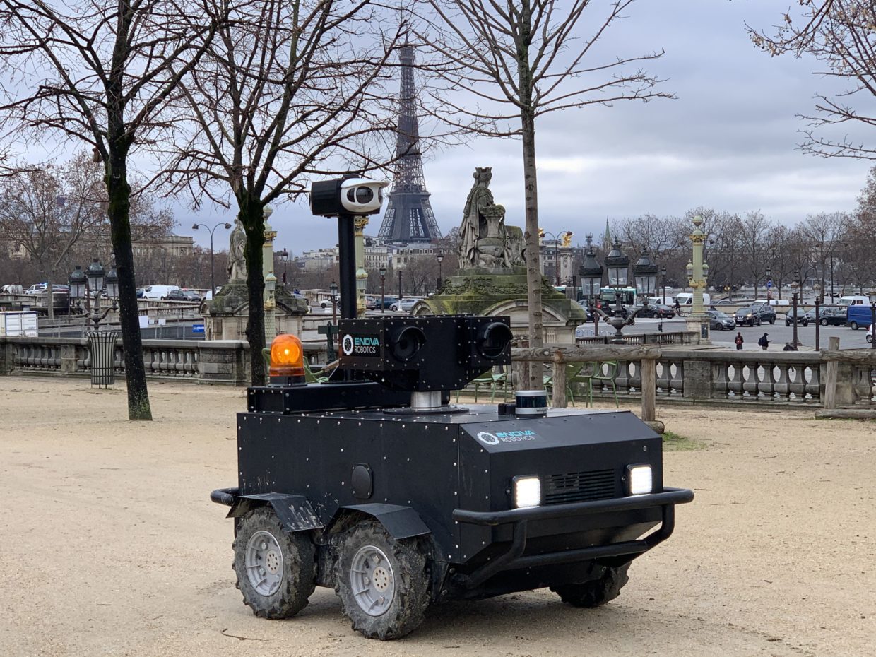 Robot autonome de surveillance industrielle Enova Robotics